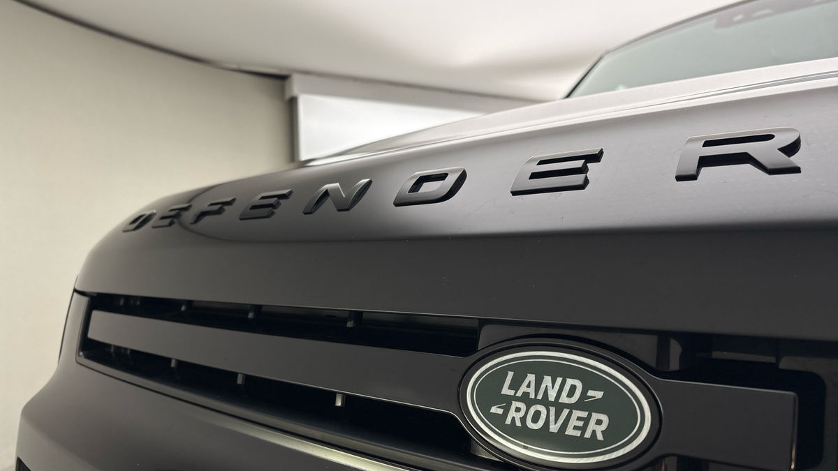 Land Rover Defender 130 Image 24