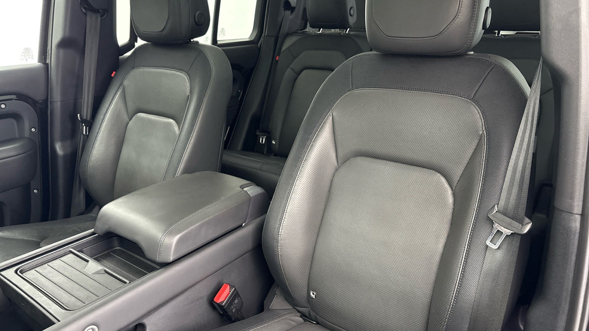 Land Rover Defender 110 Image 7