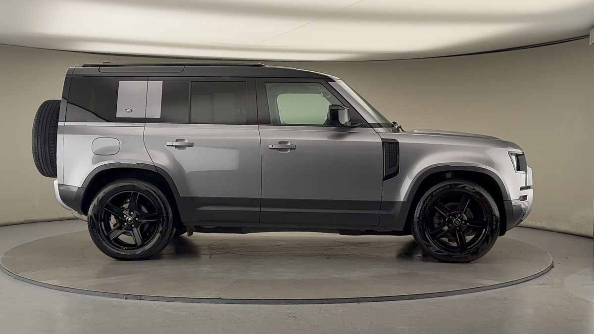 Land Rover Defender 110 Image 16