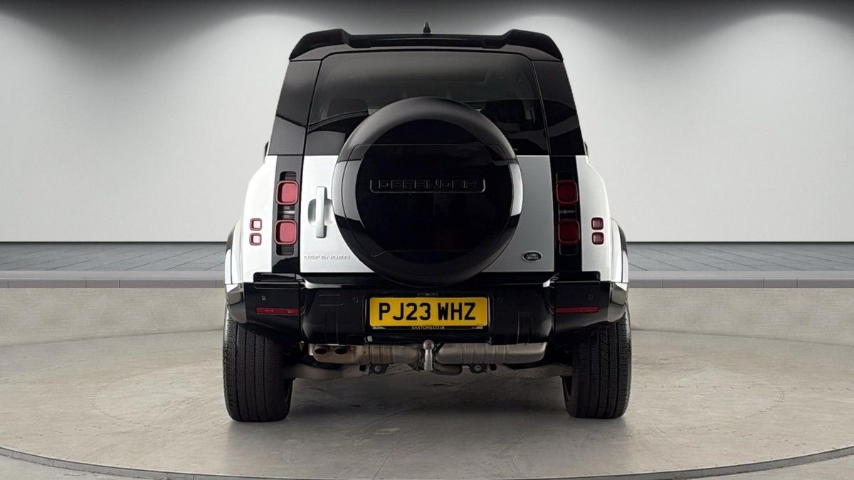 Land Rover Defender 110 Image 4