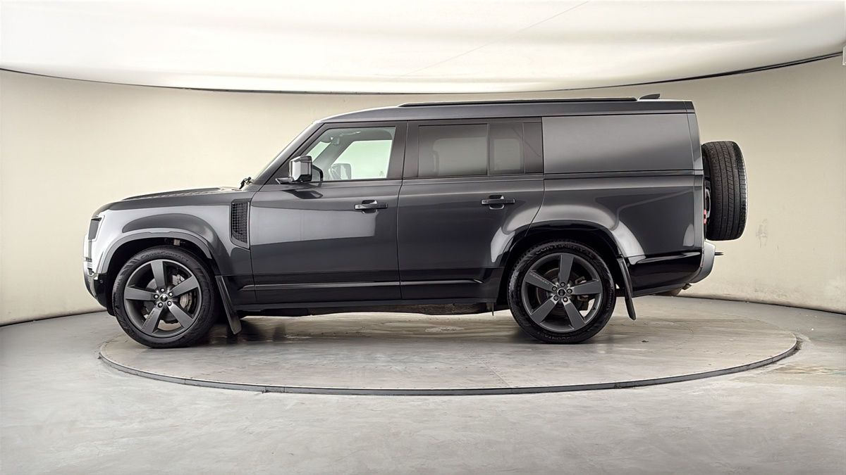 Land Rover Defender 130 Image 15