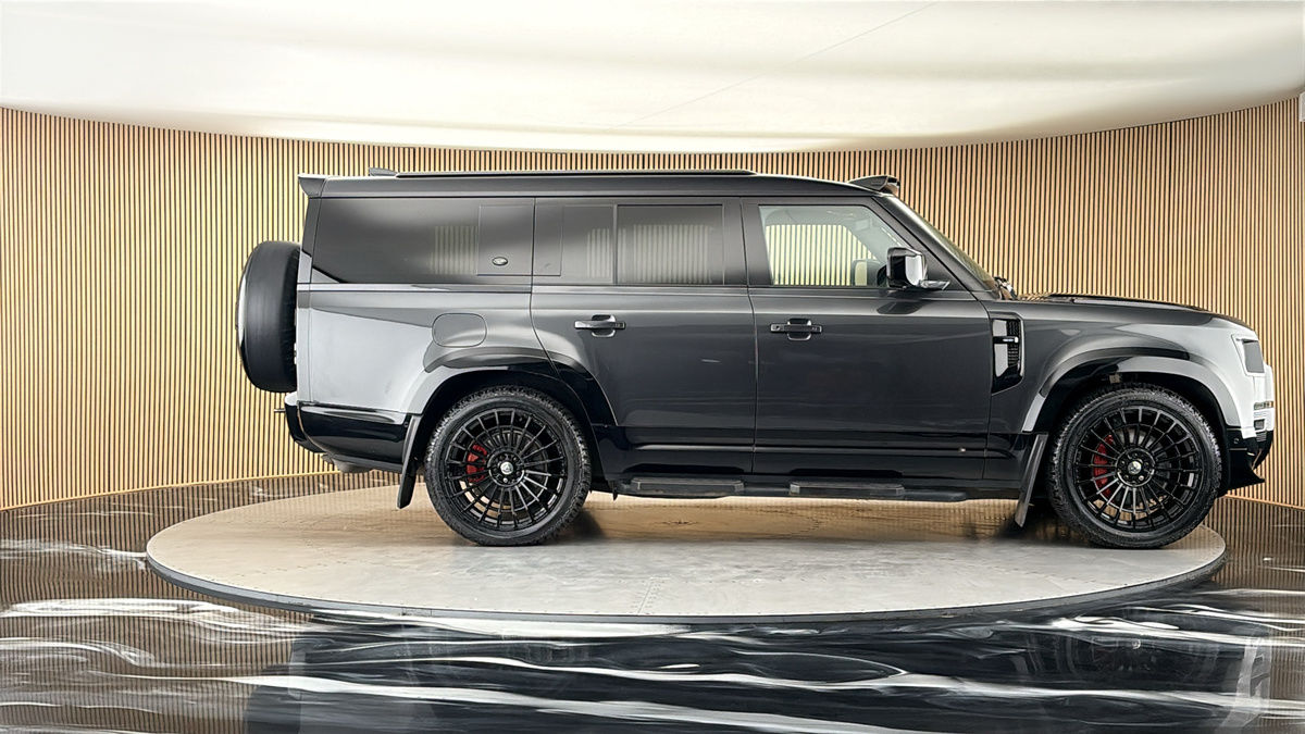 Land Rover Defender 130 Urban Image 16