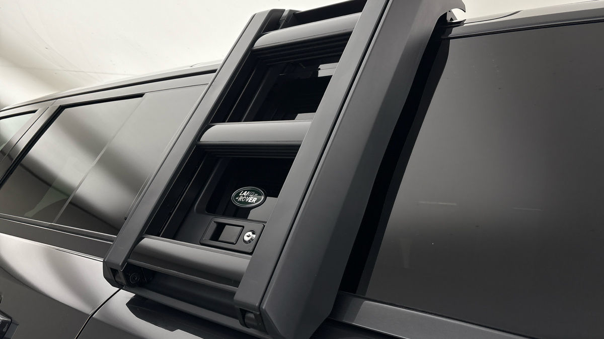 Land Rover Defender 110 Image 31
