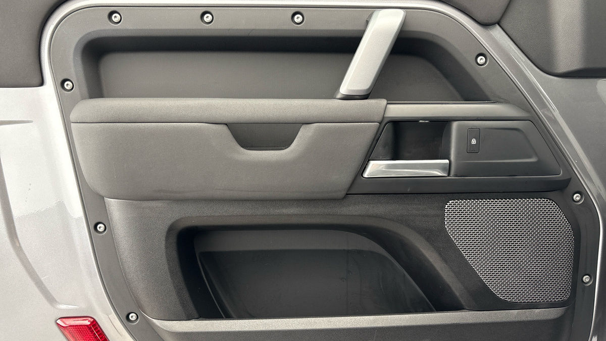 Land Rover Defender 90 Image 19