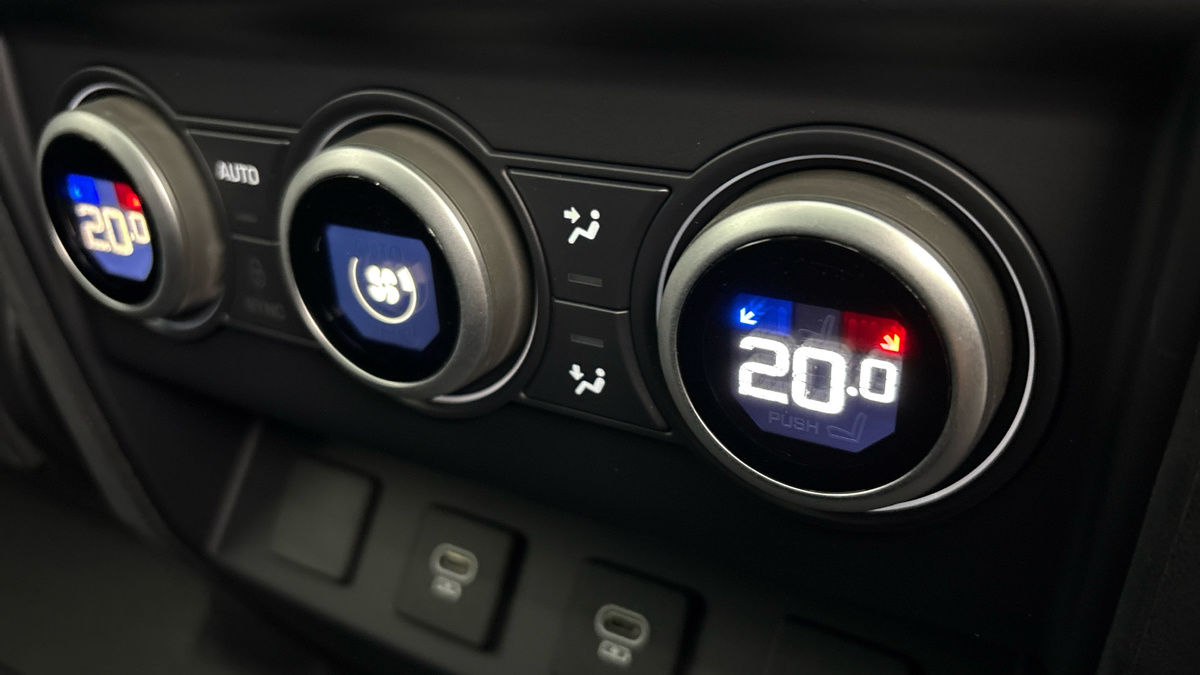 Land Rover Defender 110 Image 26