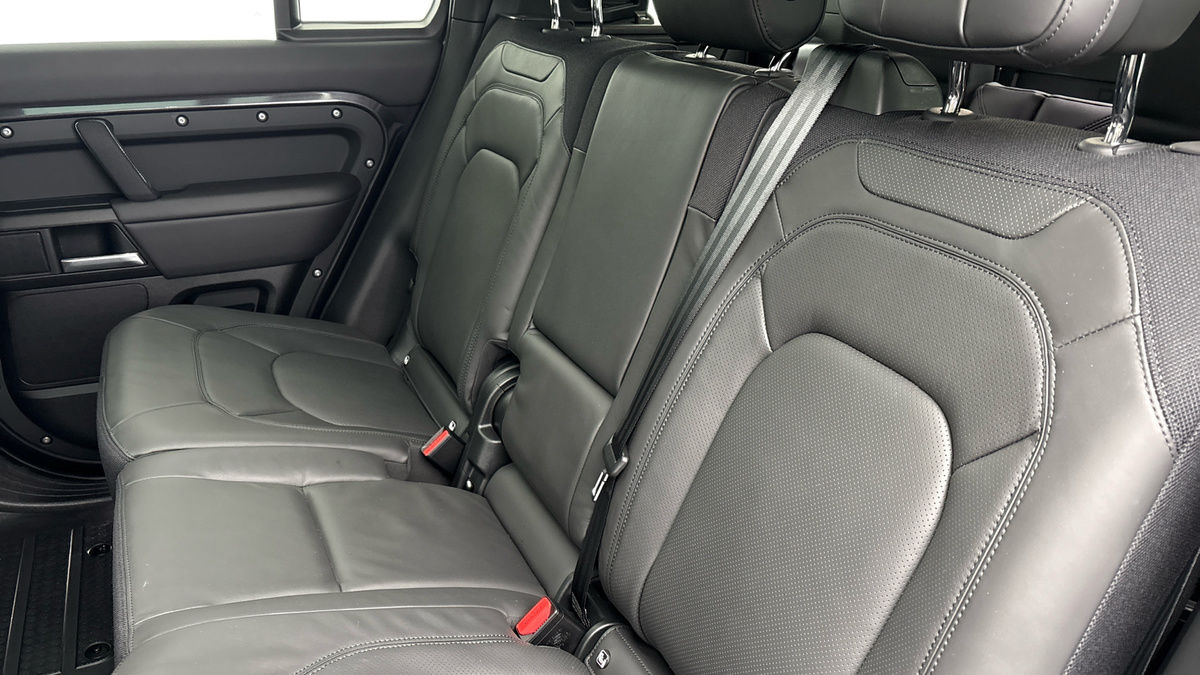 Land Rover Defender 110 Image 8