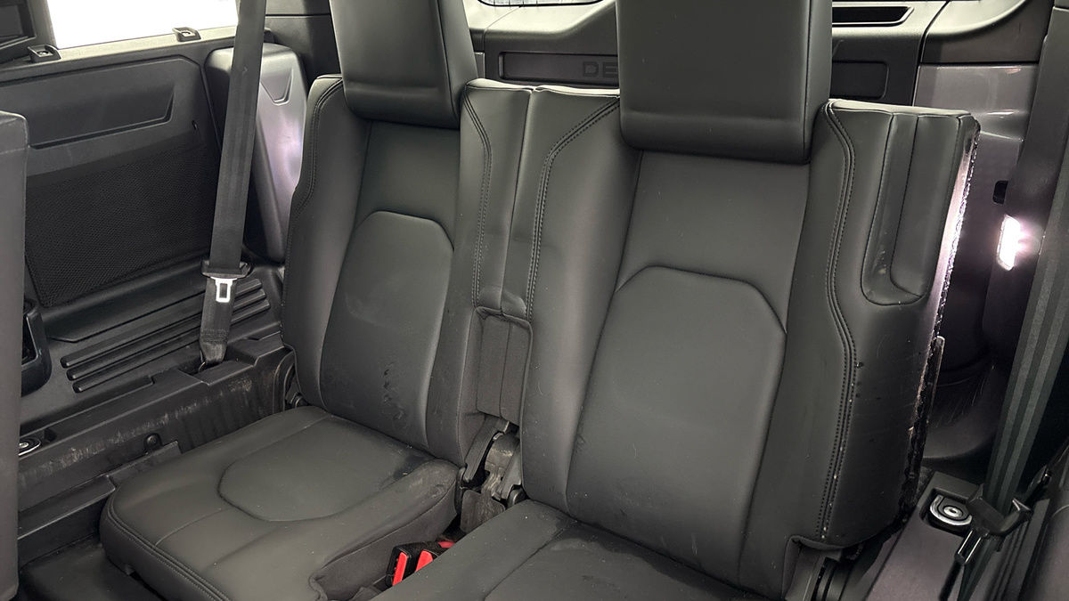 Land Rover Defender 110 Image 27