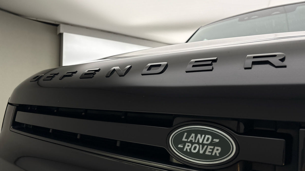 Land Rover Defender 110 Image 24