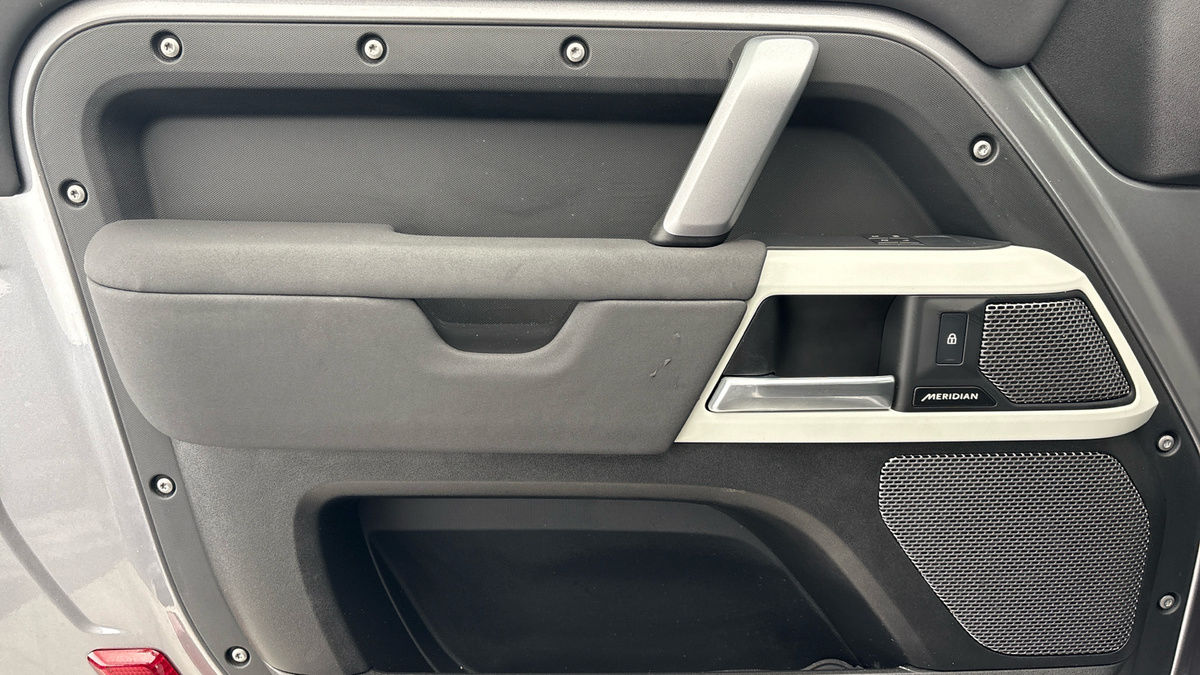 Land Rover Defender 90 Image 19