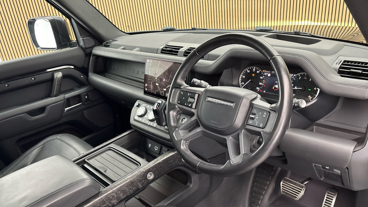 Land Rover Defender 110 Image 5
