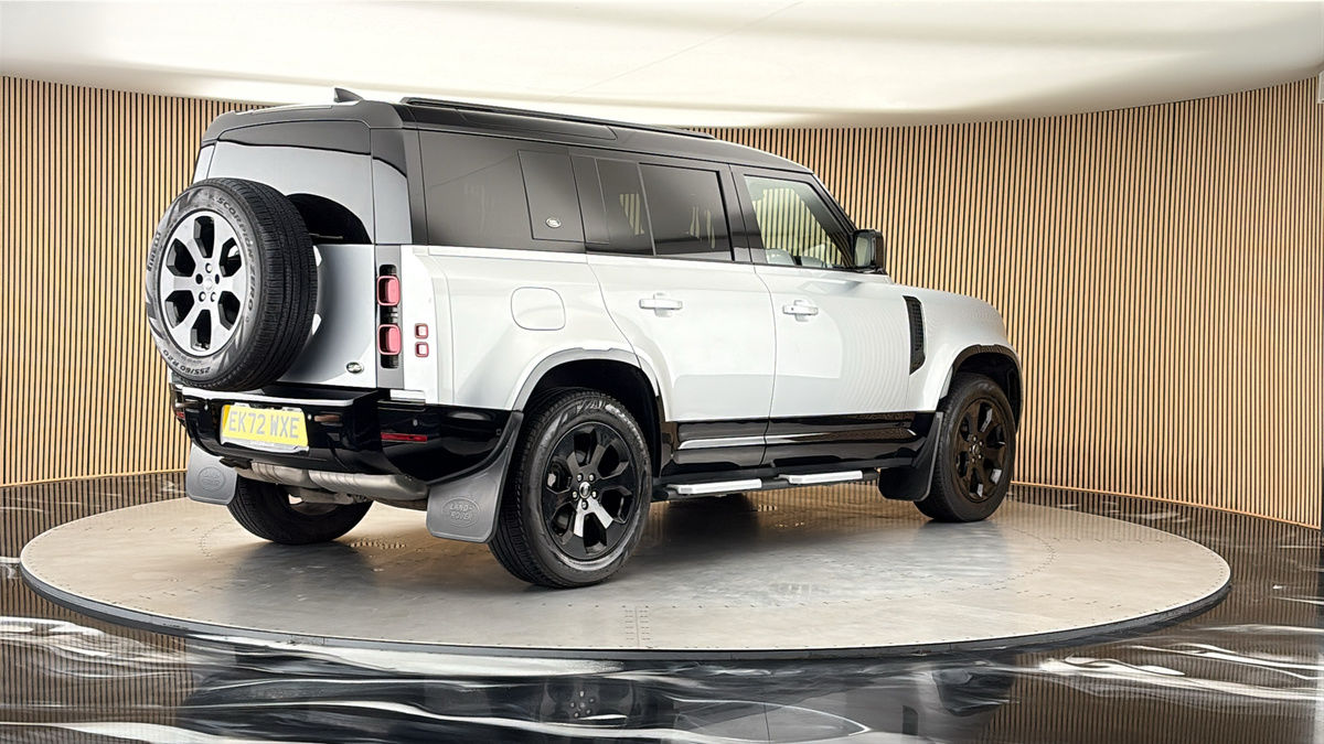 Land Rover Defender 110 Image 21