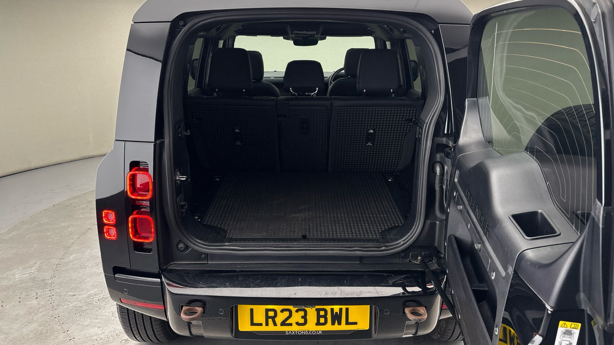 Land Rover Defender 110 Image 11
