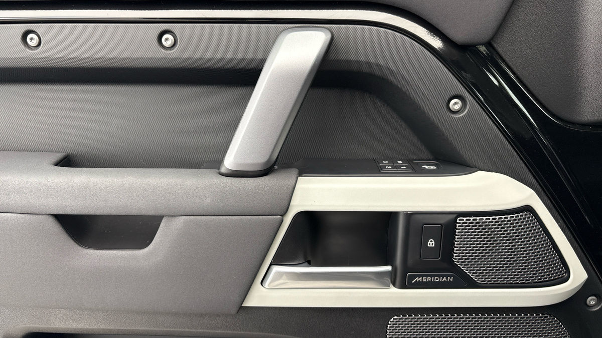 Land Rover Defender 110 Image 19