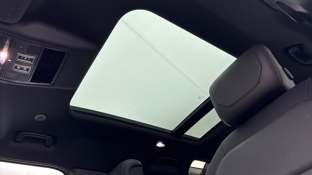 Land Rover Defender 110 Image 6