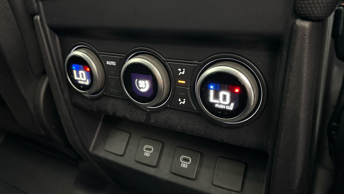 Land Rover Defender 110 Image 31