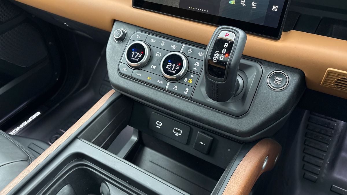 Land Rover Defender 110 Image 18