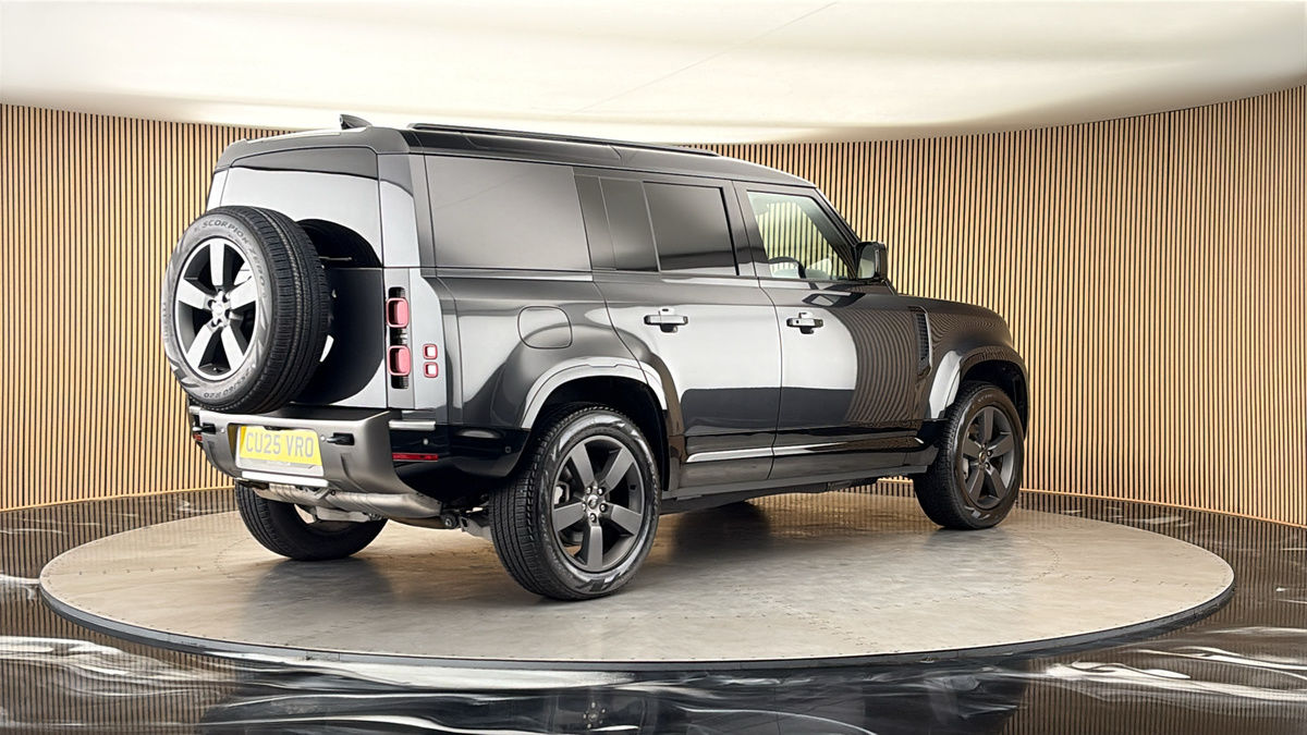 Land Rover Defender 110 Image 21
