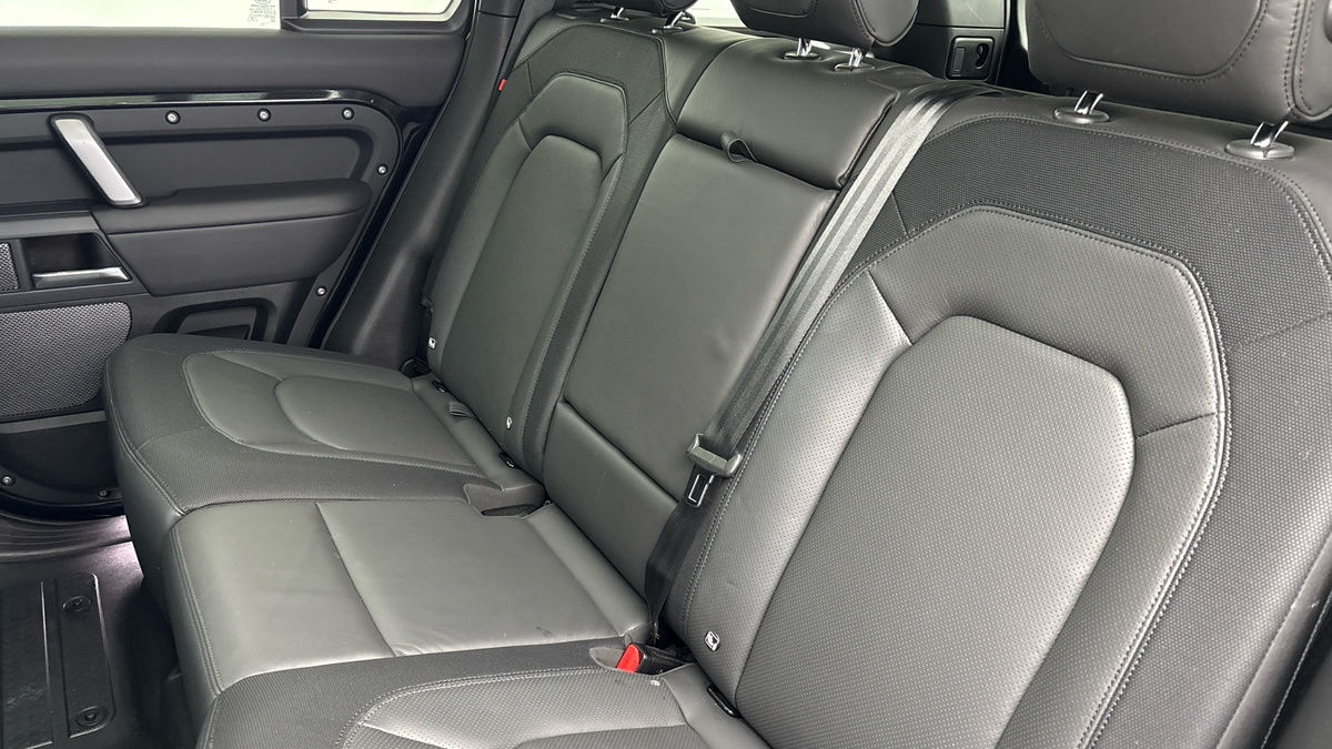 Land Rover Defender 110 Image 8