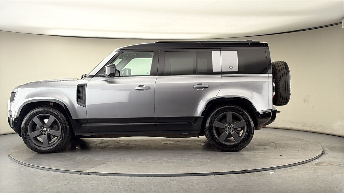 Land Rover Defender 110 Image 15