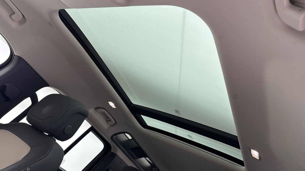 Land Rover Defender 110 Image 6