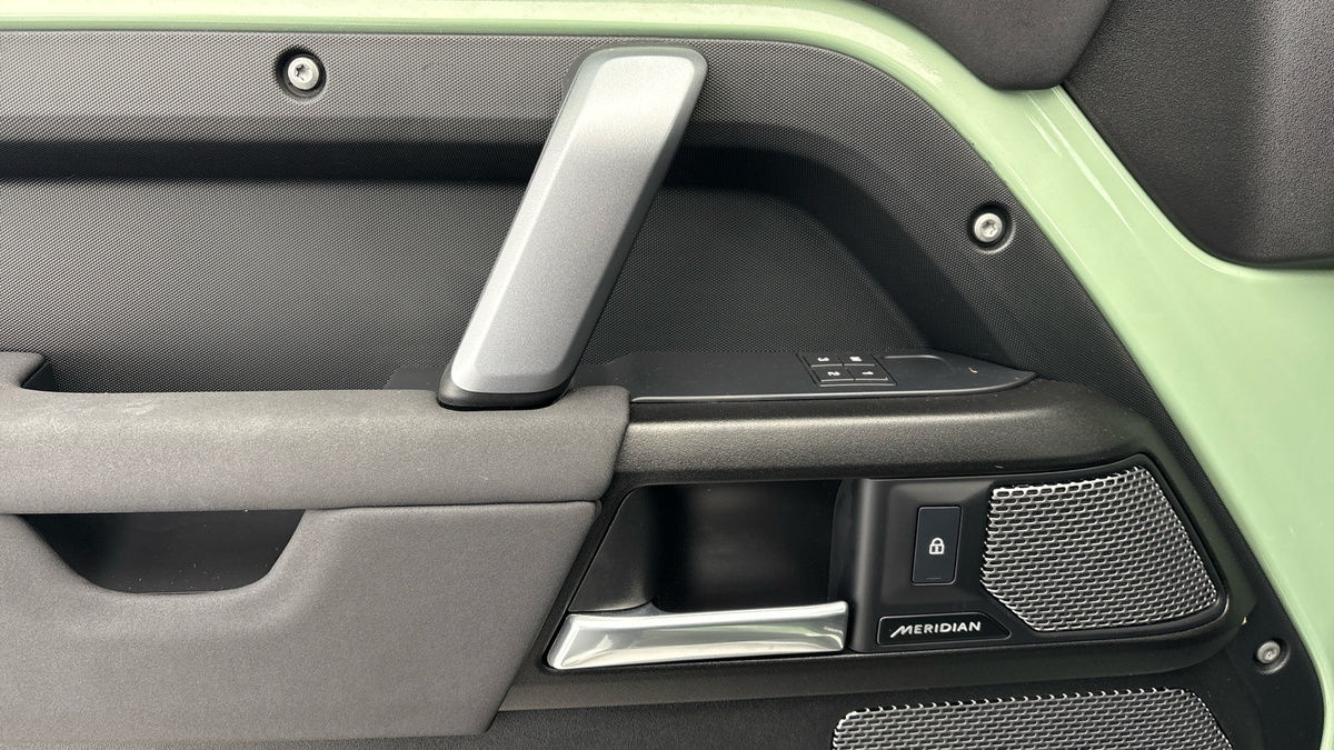 Land Rover Defender 110 Image 19