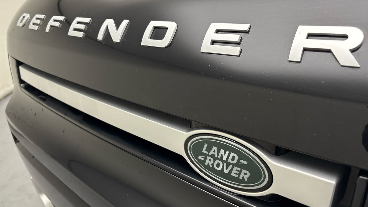 Land Rover Defender 110 Image 24