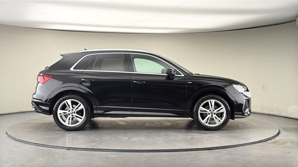 Audi Q3 Image 16