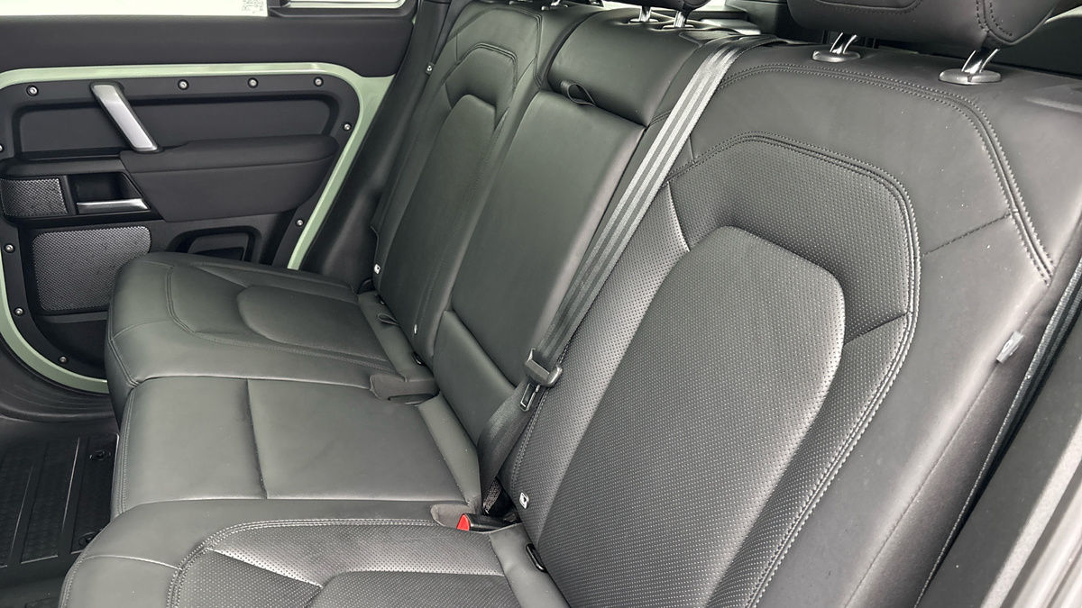 Land Rover Defender 110 Image 8