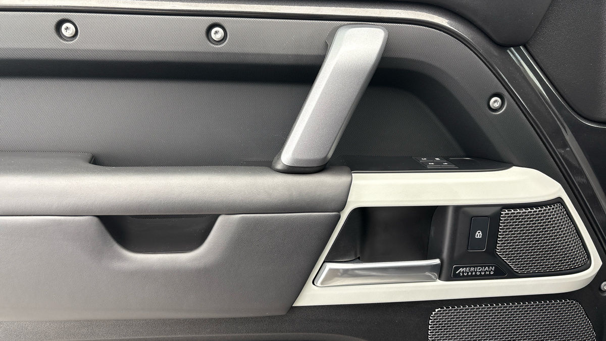 Land Rover Defender 110 Image 19