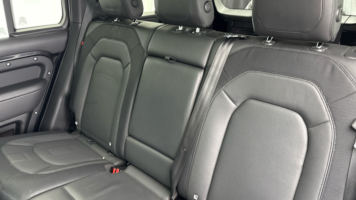 Land Rover Defender 110 Image 8