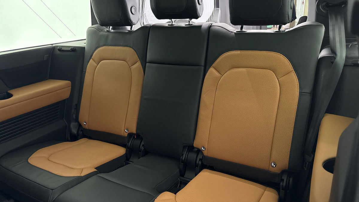 Land Rover Defender 130 Image 27