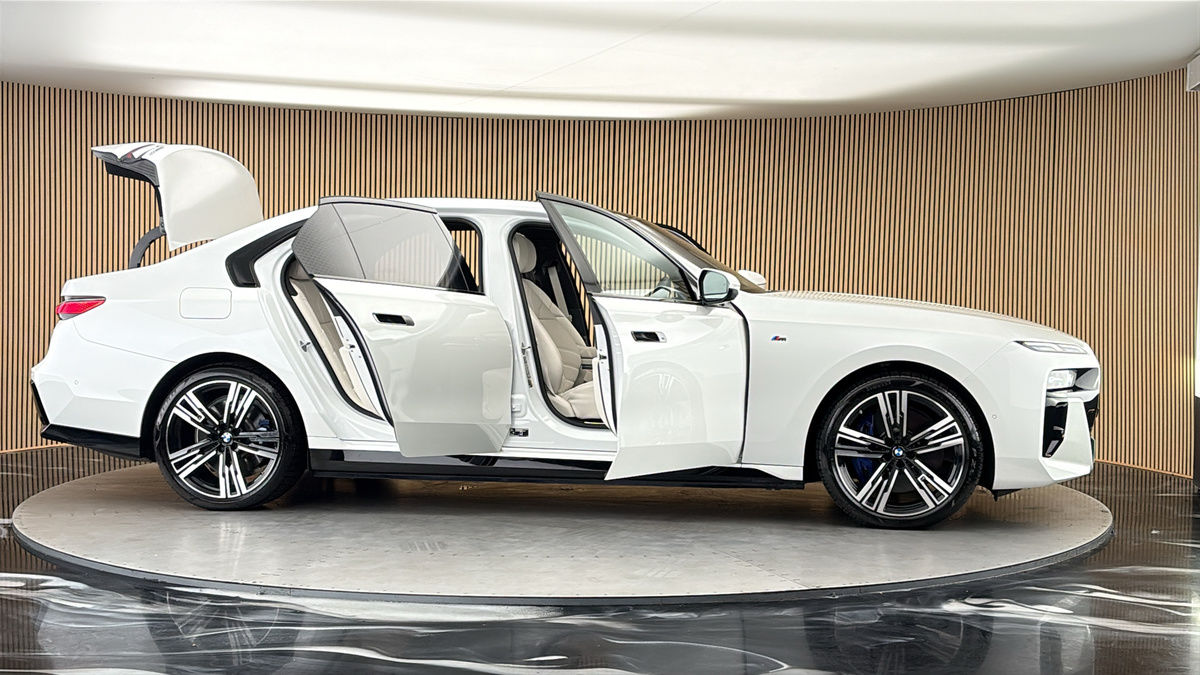 More views of BMW i7