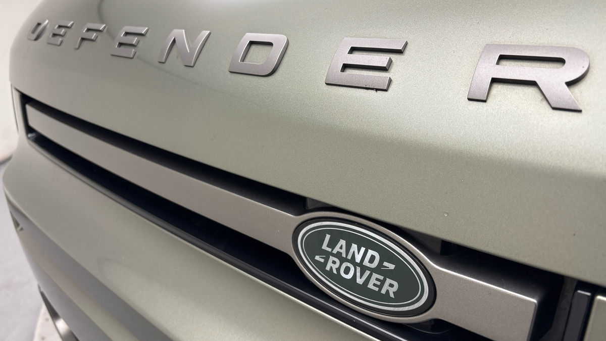 Land Rover Defender 110 Image 24