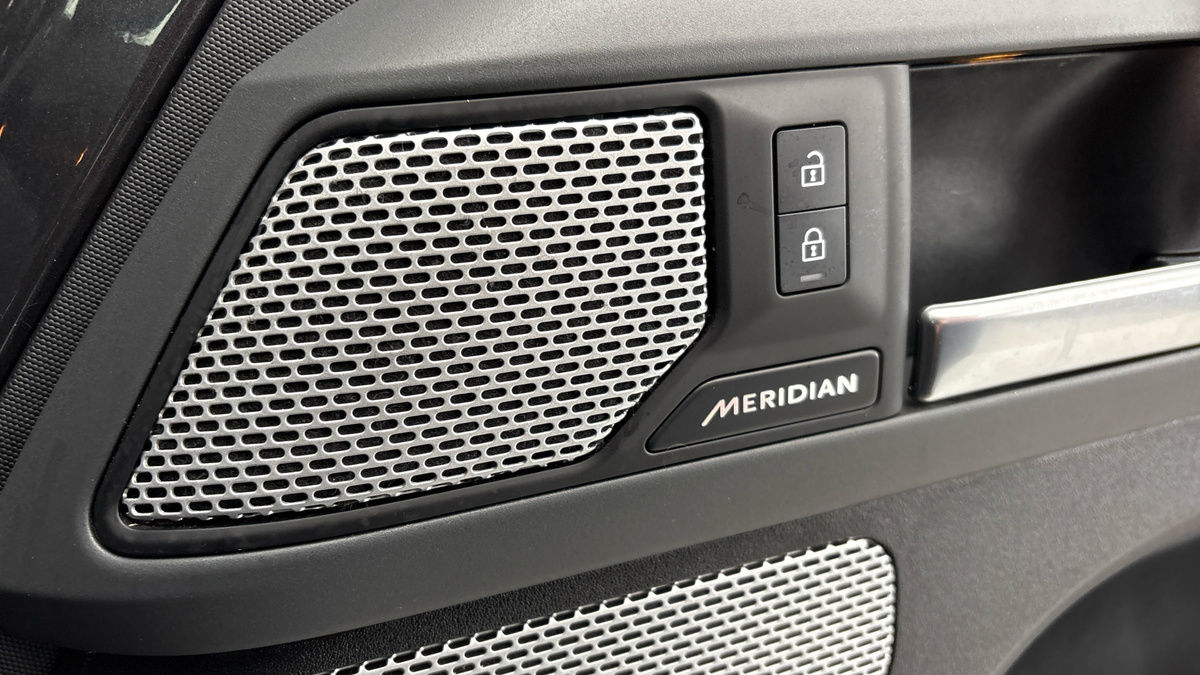 Land Rover Defender 130 Image 25