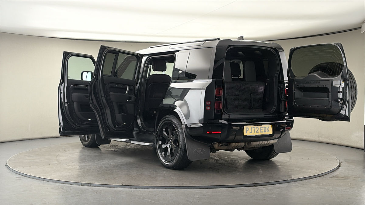 Land Rover Defender 110 Image 23