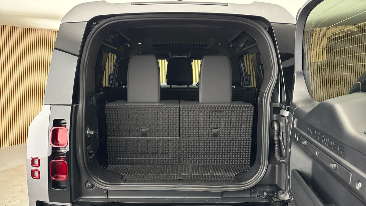 Land Rover Defender 110 Image 11