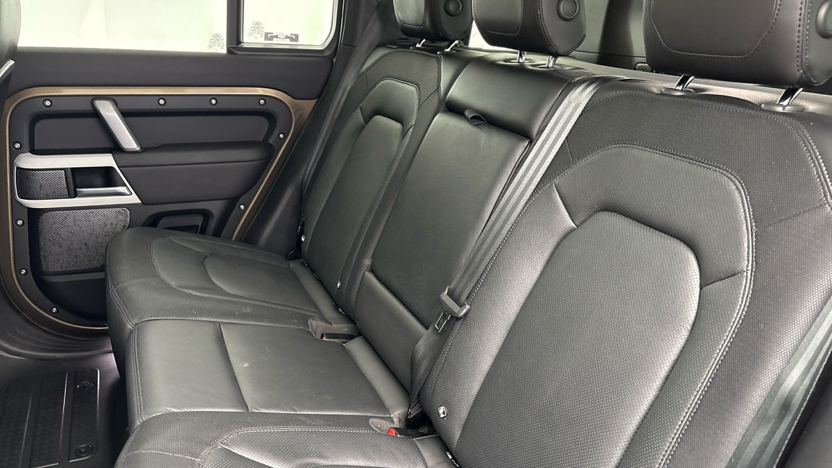 Land Rover Defender 110 Image 8