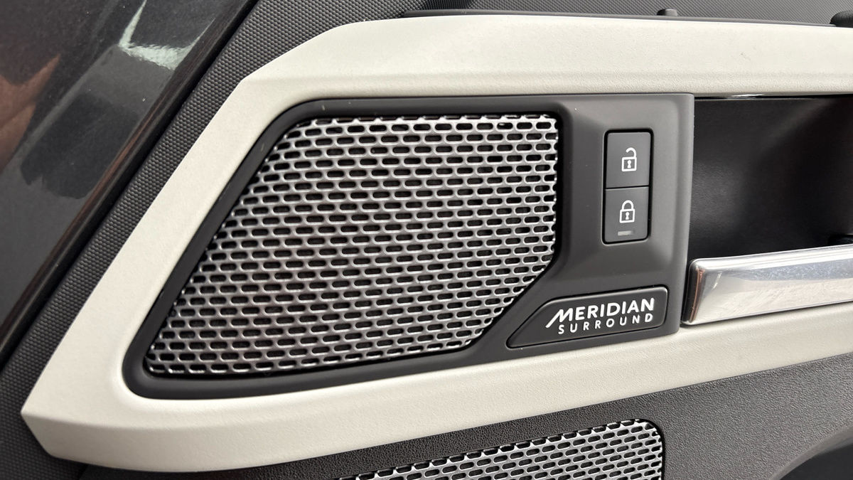 Land Rover Defender 110 Image 25
