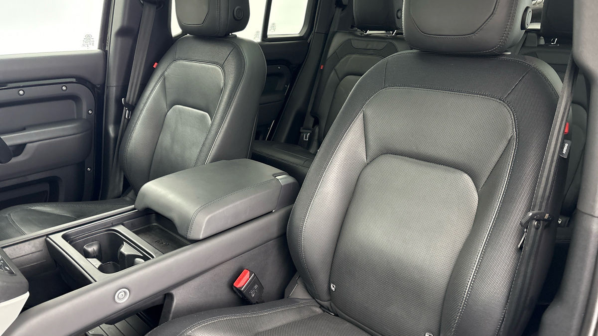 Land Rover Defender 110 Image 7