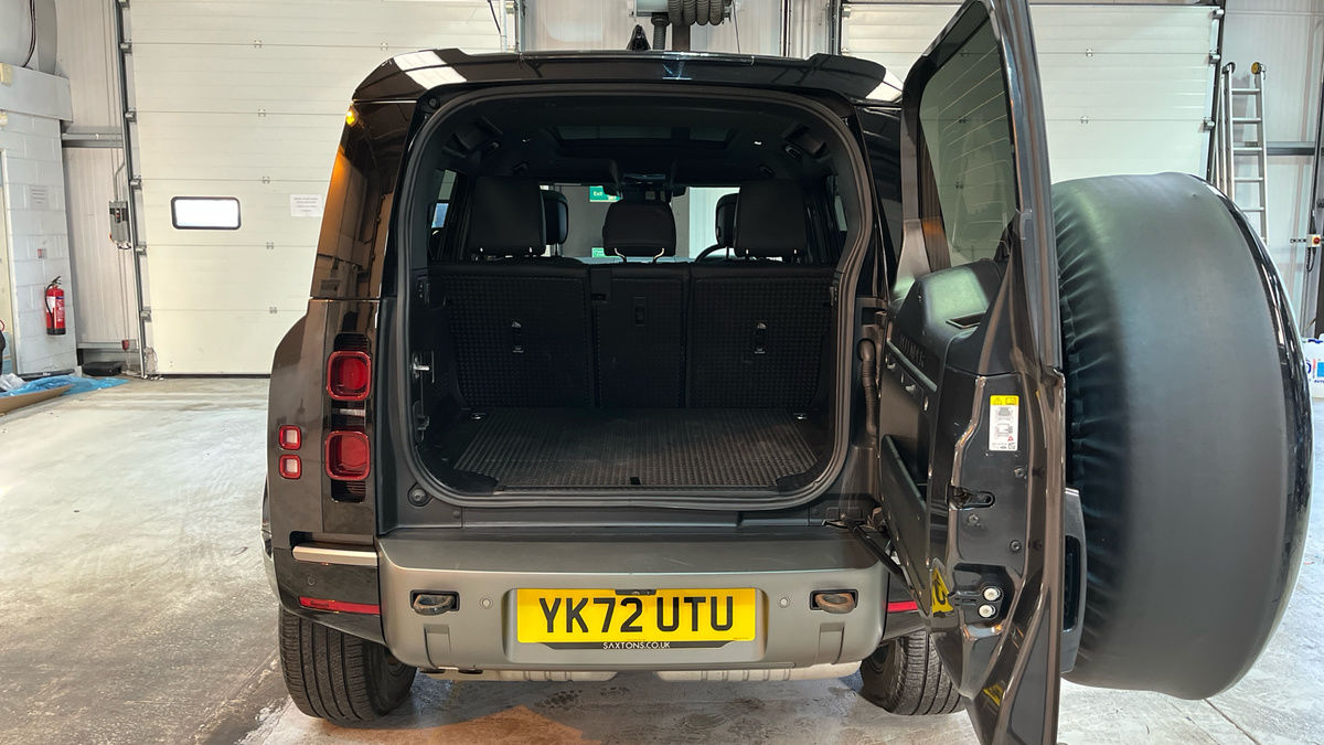 Land Rover Defender 110 Image 11