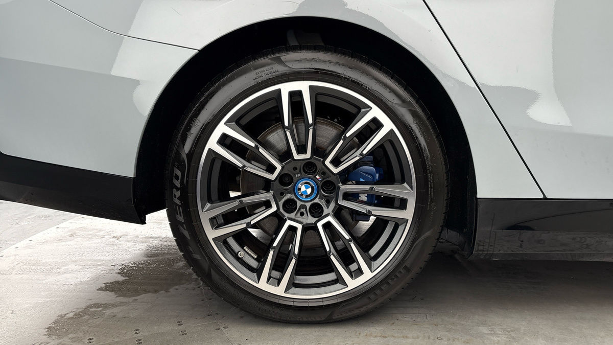 BMW 5 Series Image 10