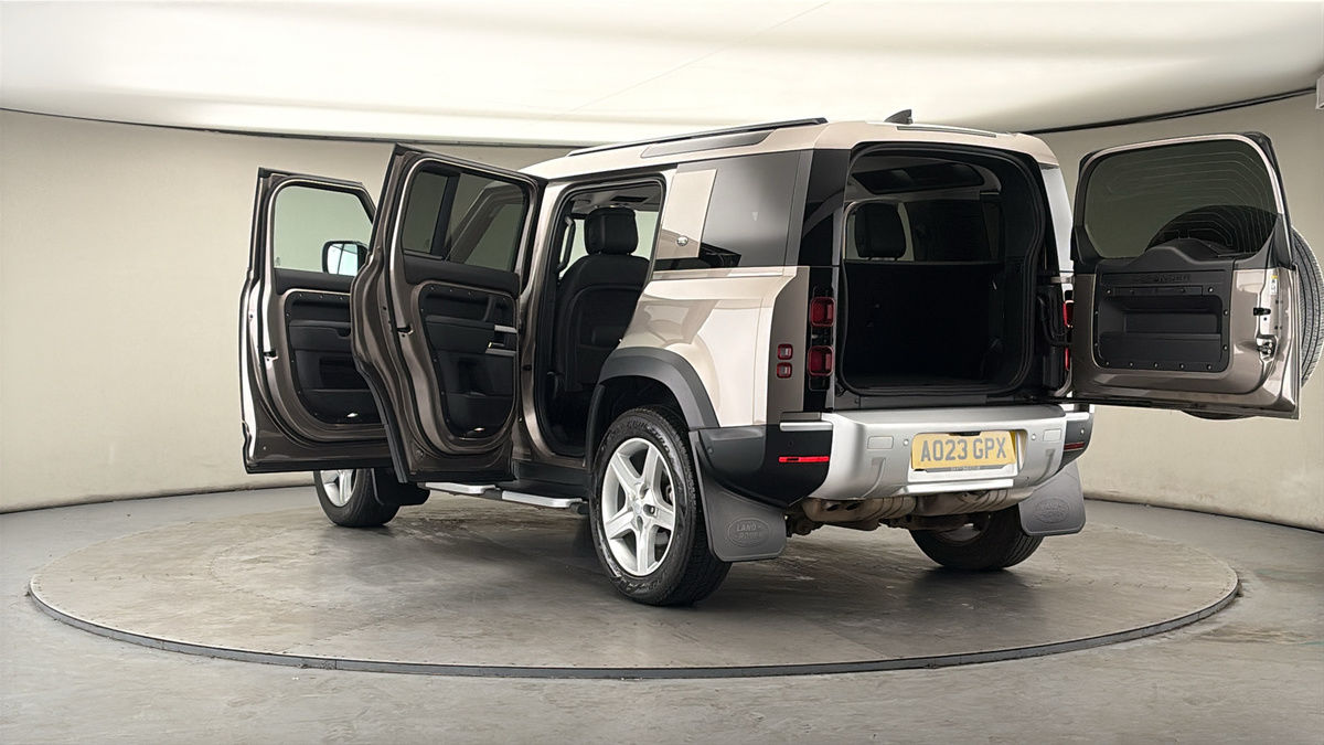 Land Rover Defender 110 Image 23