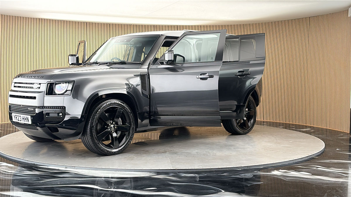Land Rover Defender 110 Image 22