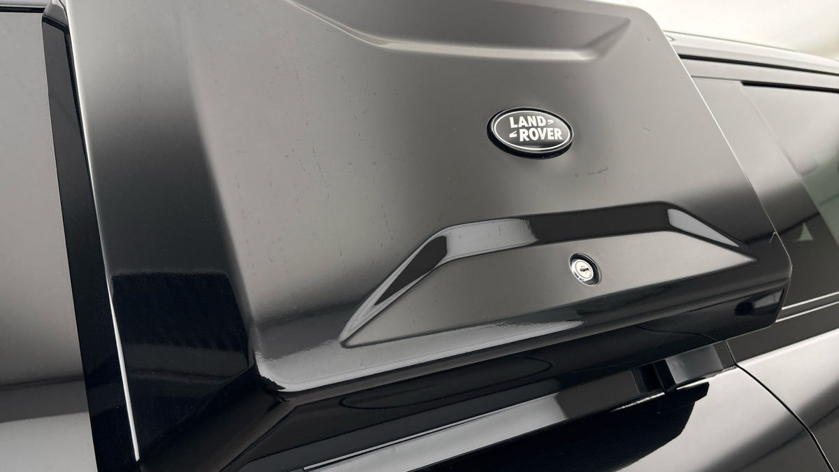 Land Rover Defender 110 Image 26