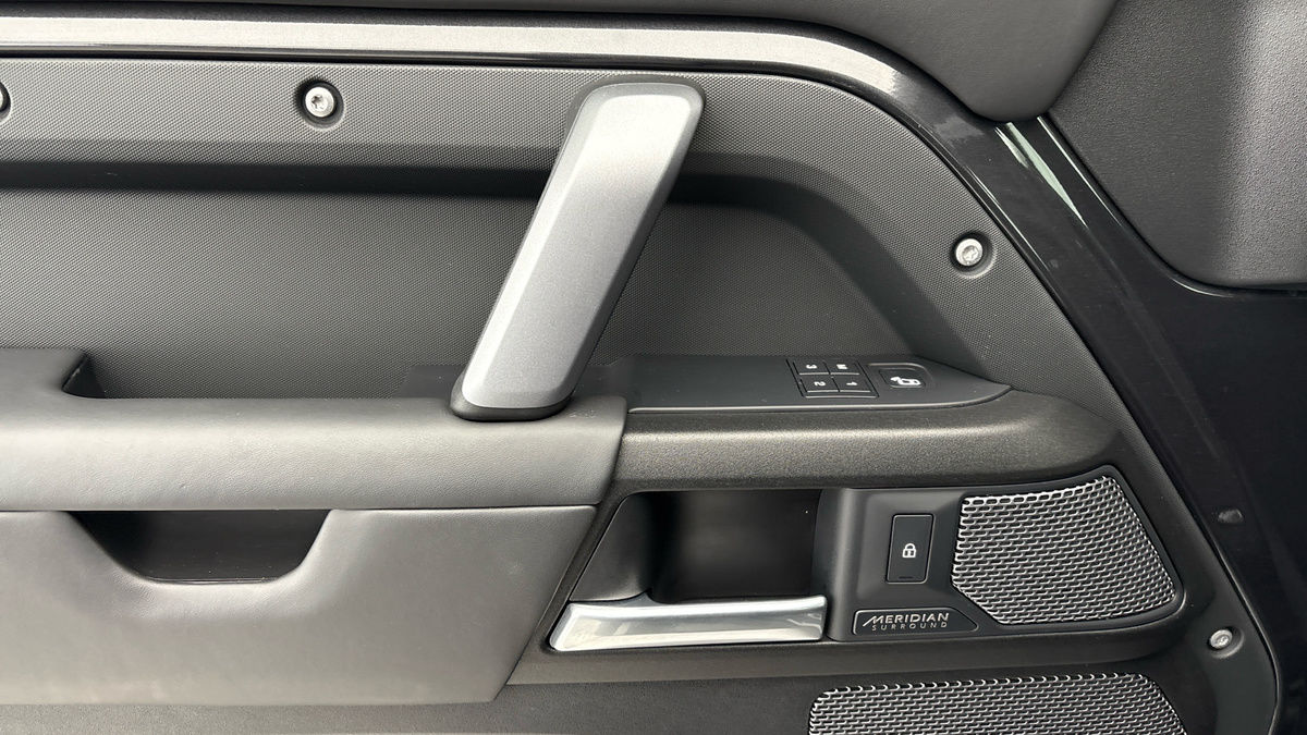 Land Rover Defender 90 Image 19