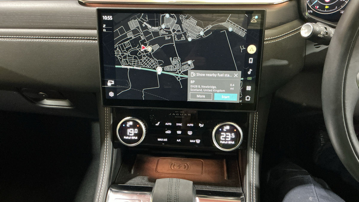 Jaguar F-PACE Image 11