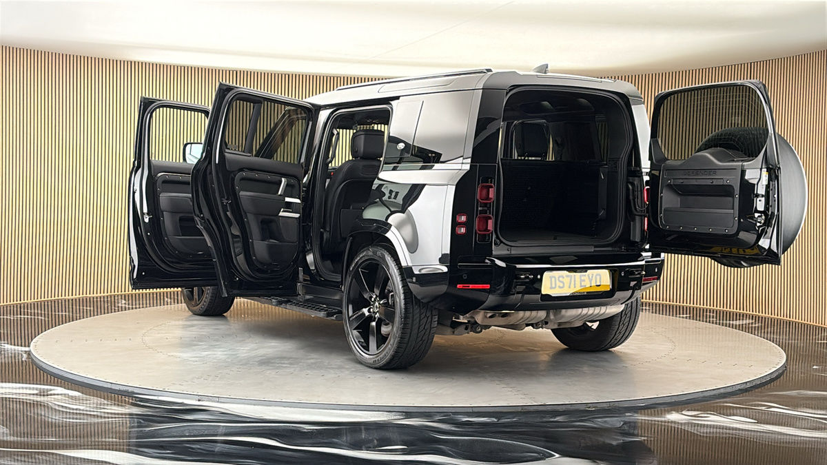 Land Rover Defender 110 Image 23