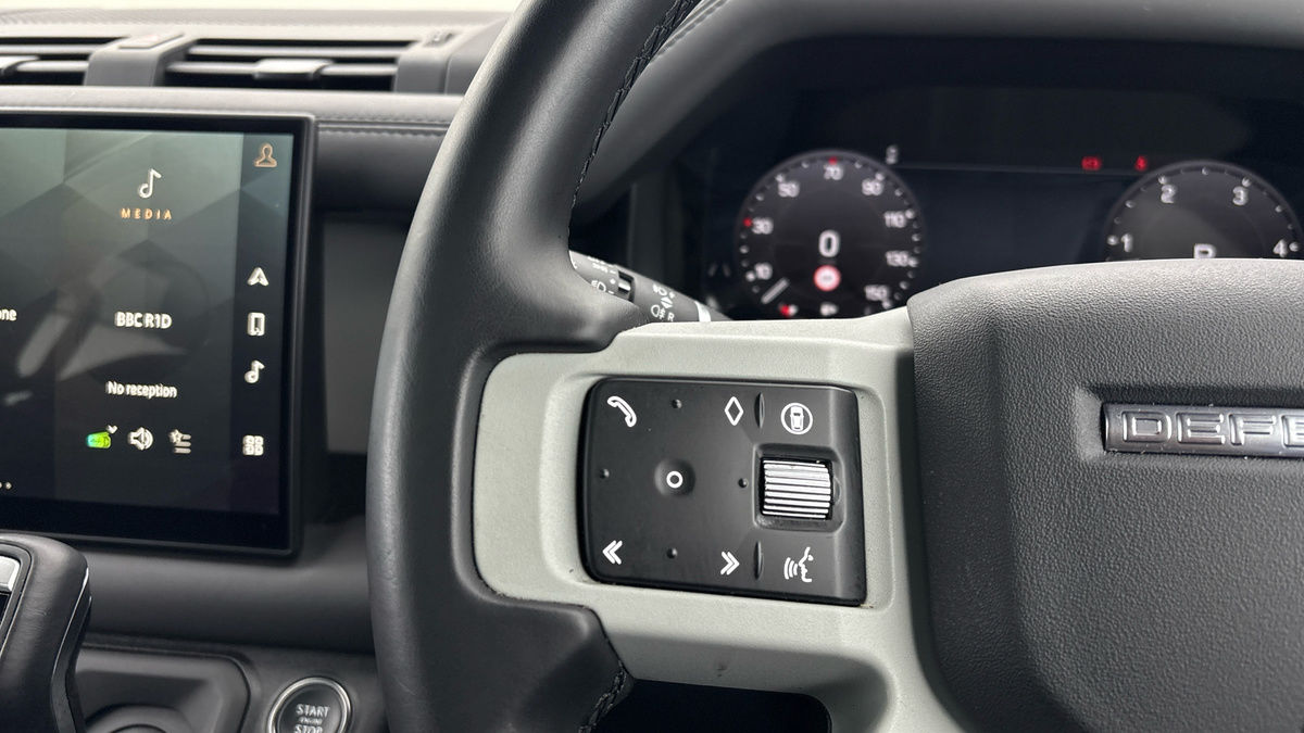 Land Rover Defender 110 Image 13