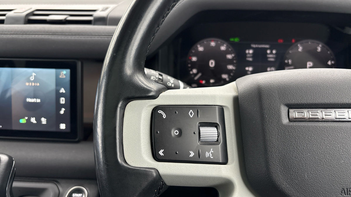 Land Rover Defender 110 Image 13