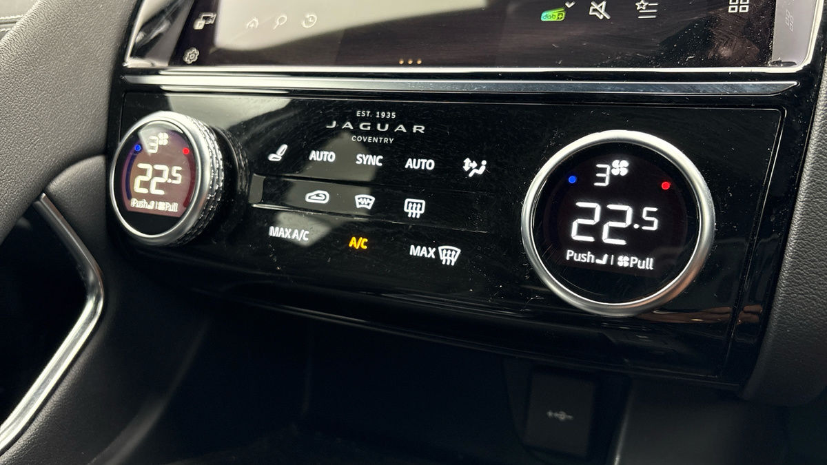 Jaguar E-PACE Image 26